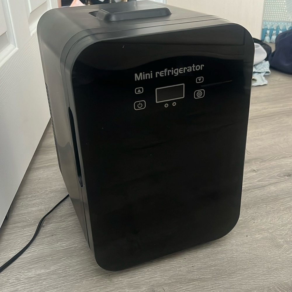 Black Mini fridge, Mini Portable Thermoelectric Cooler and Warmer
